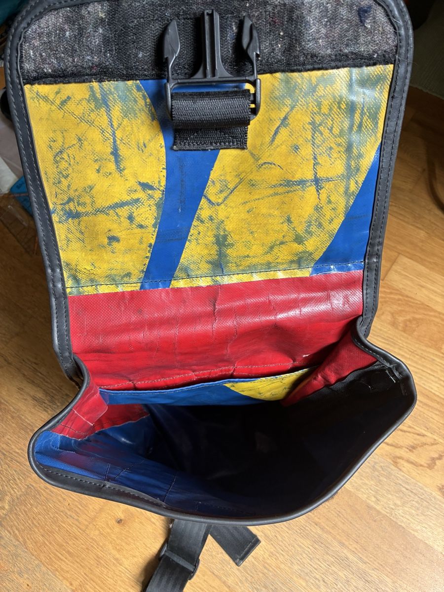 Freitag Zaini: Freitag Rucksack blau rot gebraucht – Usato da Steinmaur venduto da jul_6lwt 2