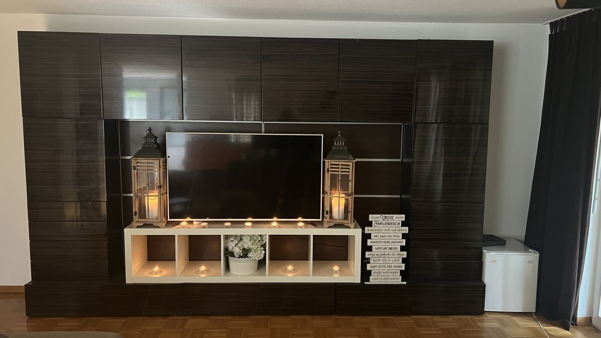 Scaffali: IKEA Wohnwand dunkelbraun hochglanz – Usato da Suhr venduto da Checkitout