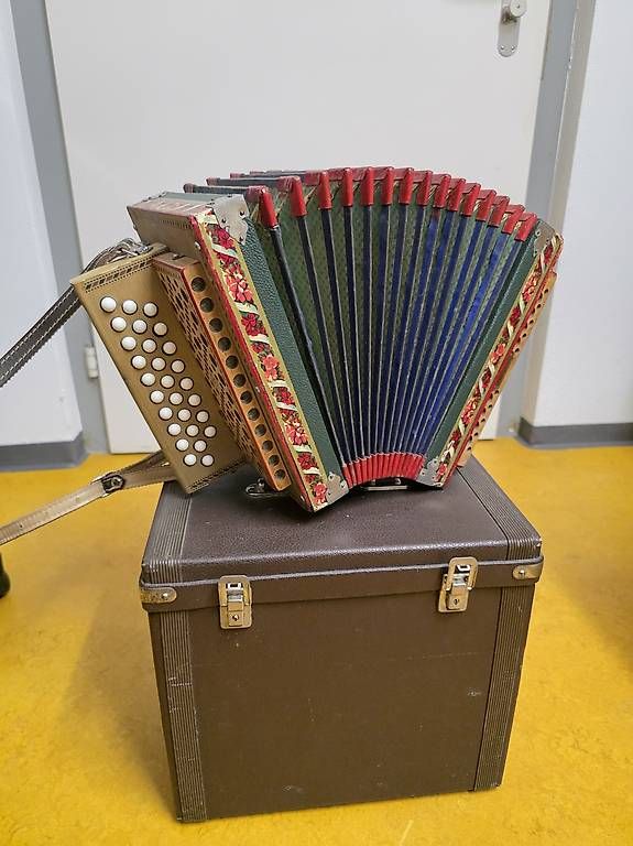 Musikinstrumente: Schwyzerörgeli original Eichhorn 2-Chörig – Gebraucht aus Thal von and_wn7z