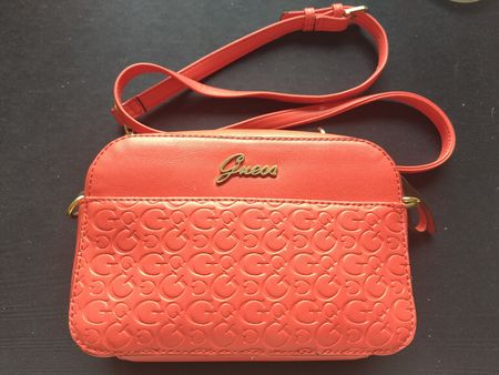 Guess Handtasche Koralle mit G-Muster, ideal für den Sommer