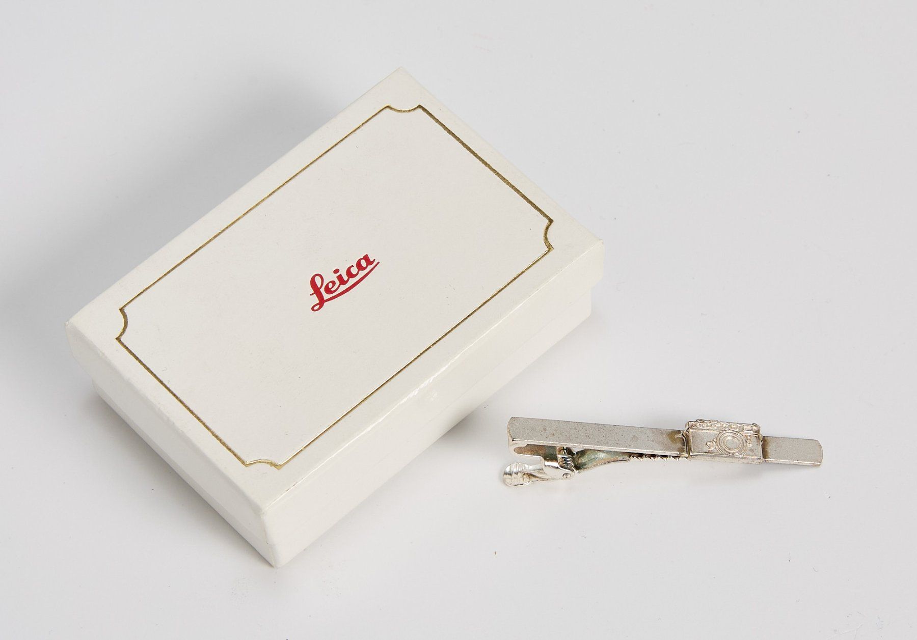 Leica Fotocamera: Leica M Kamera Krawattenhalter aus Silber – Nuovo (secondo la descrizione) da Niederrohrdorf venduto da Dmike