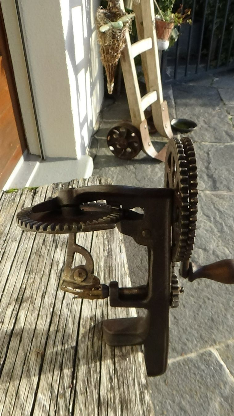 Elettrodomestici da cucina: Antike Rüstmaschine um 1910 – Usato da Wiedlisbach venduto da Bobesch10 3