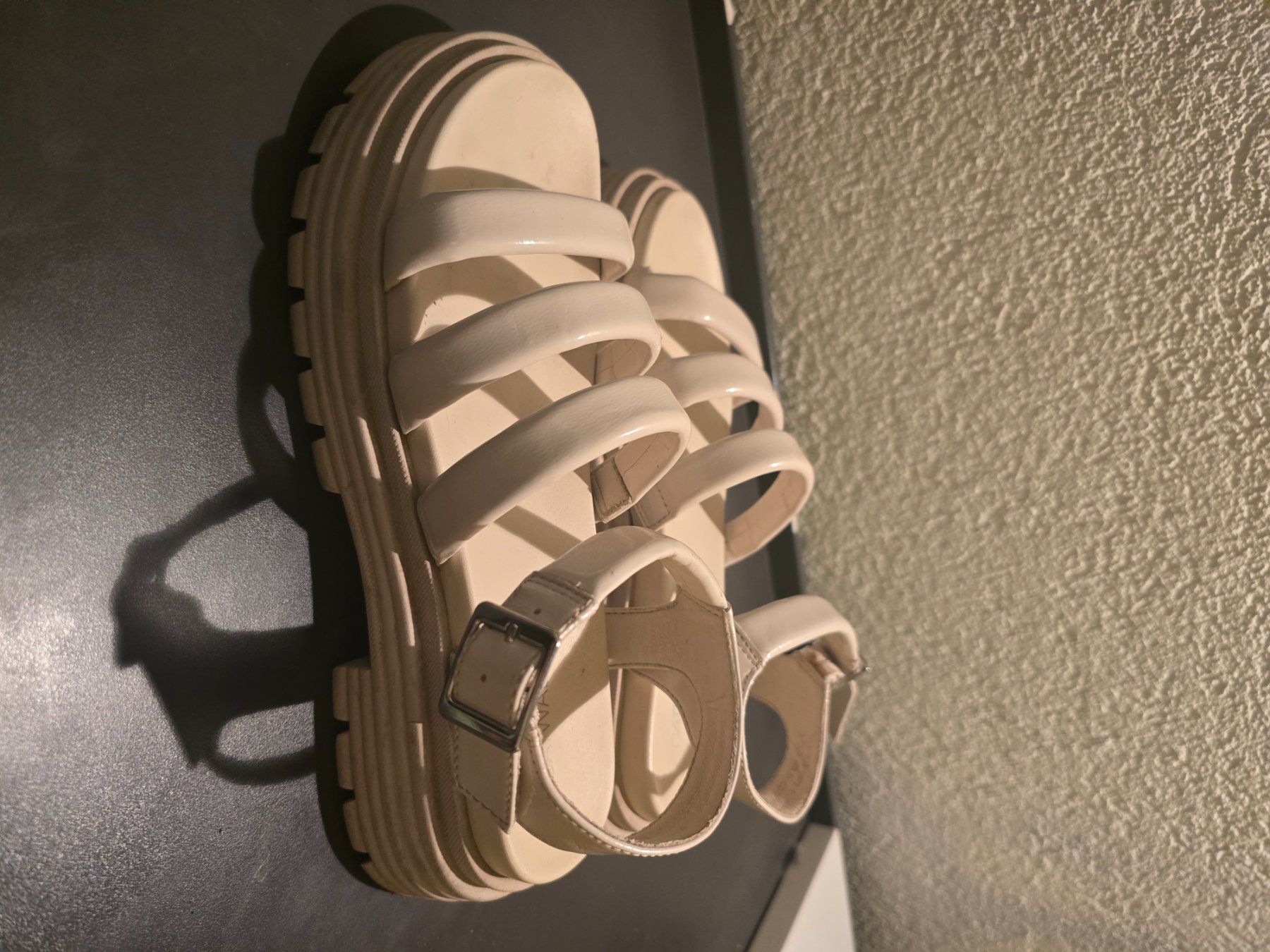 Scarpe da donna: Catwalk Sandals Platform Beige Used Condition – Usato da Lausanne venduto da b_r_6z5f 1