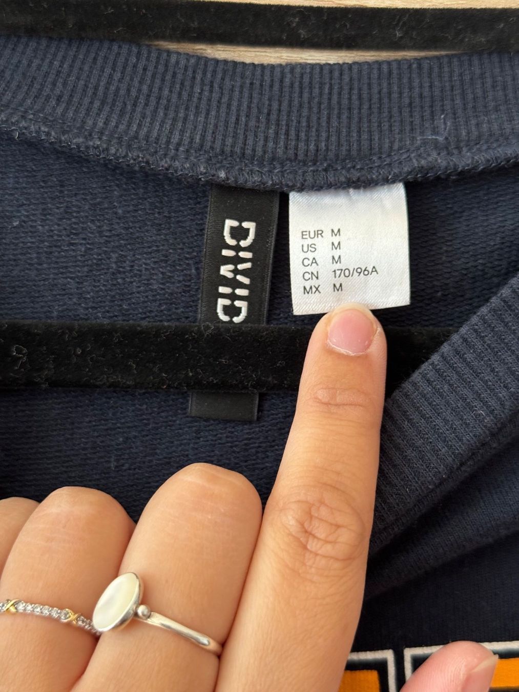 H&M Maglioni & Felpe: Pull léger bleu foncé – Usato da Montreux venduto da Izapechee 1