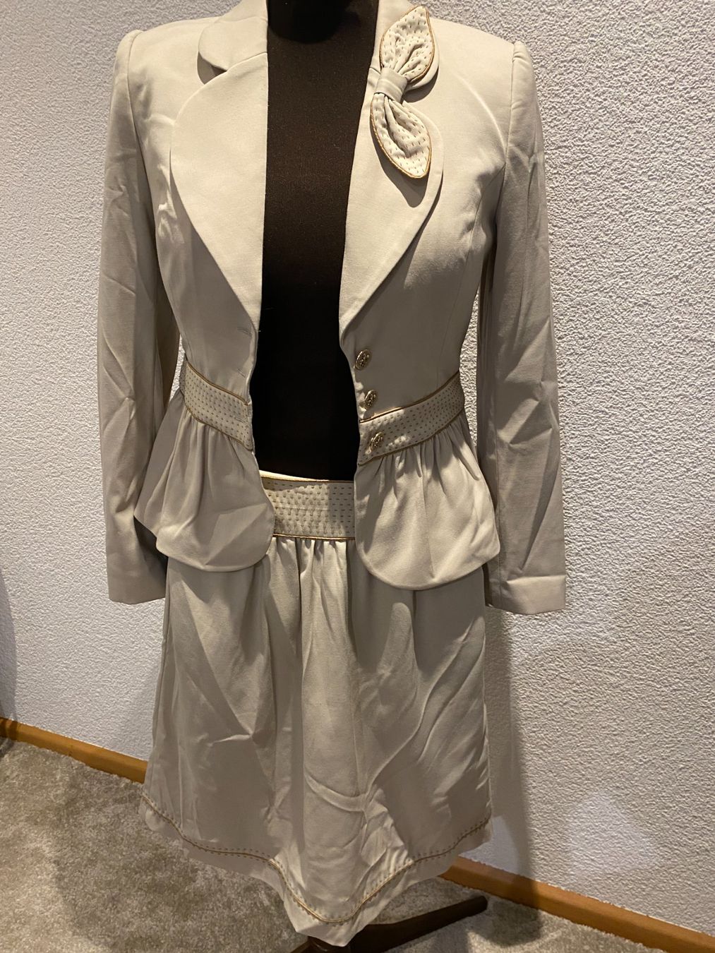 Costumi: Damen Anzug NISSA 34 – Usato da Liestal venduto da aarroon