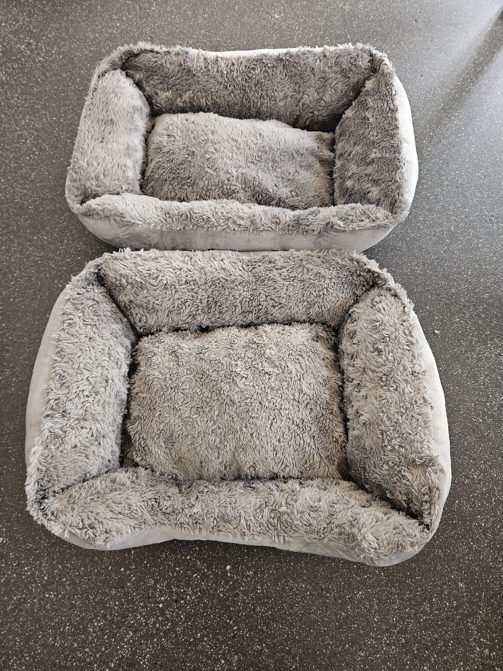 Liege- & Schlafplätze: Kuscheliges Hundebett Set 55x45cm – Gebraucht aus Anwil von tamoos