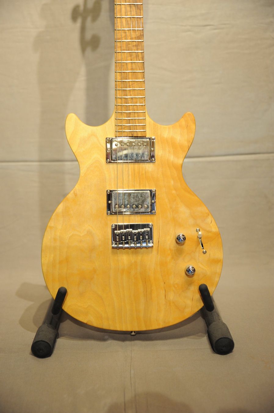 Instruments de musique: Handgemachte Double Cut Gitarre – D'occasion à Utzenstorf par stoeffu77 1