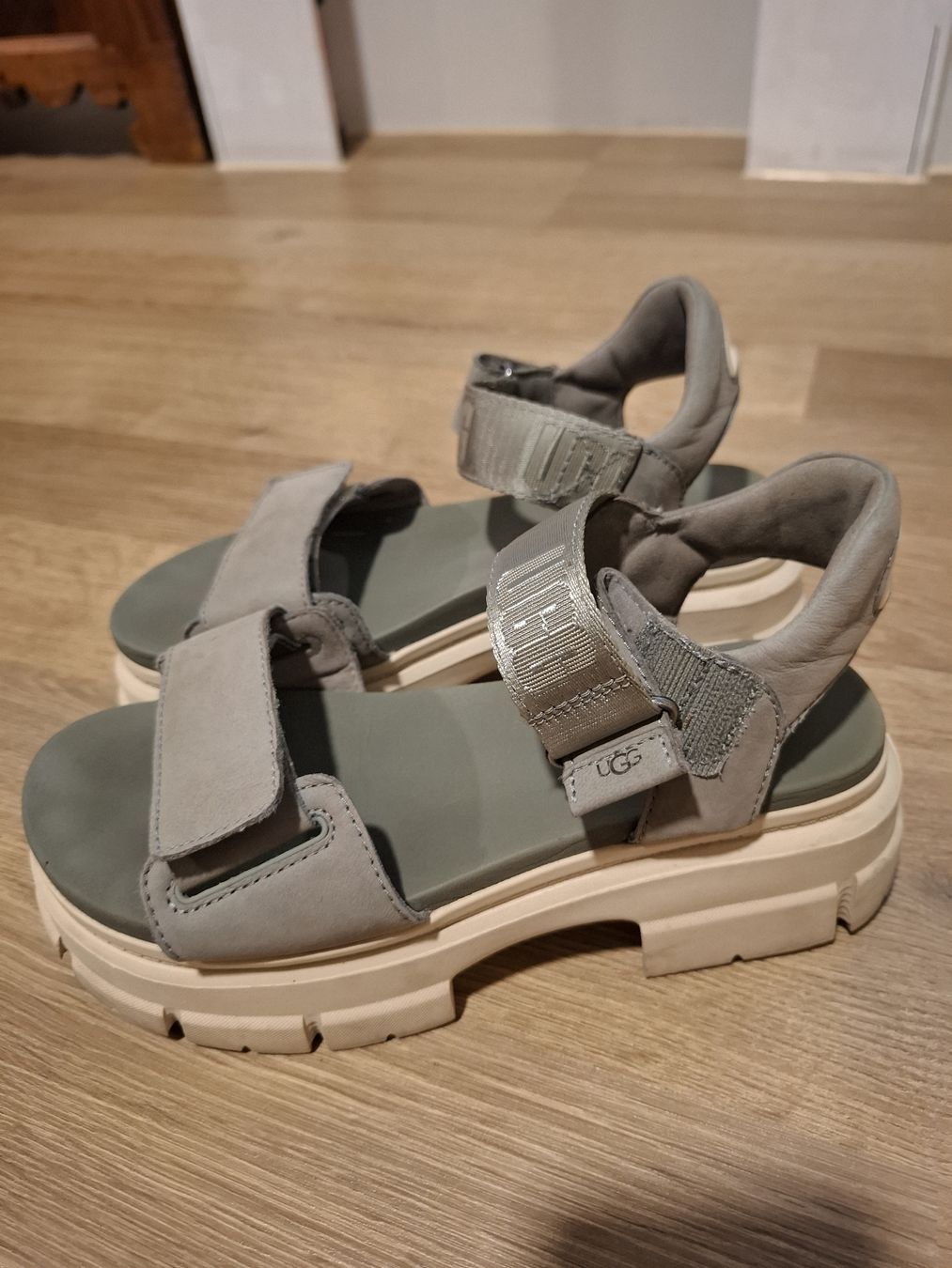 Ugg Scarpe da donna: UGG Sandalen – Usato da Lausen venduto da Devin- 2