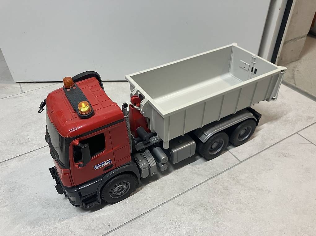 Giocattoli: Bruder LKW mit Mulde – Usato da Menznau venduto da siricius 1