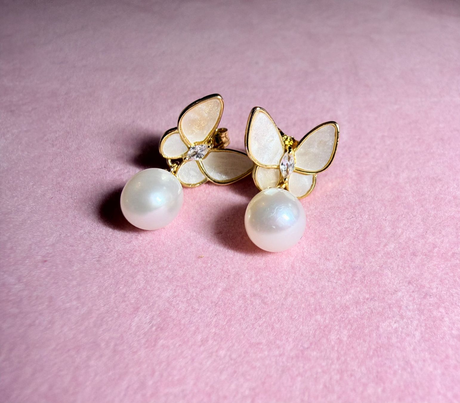 Orecchini pendenti & Orecchini a lobo: Boucles d'oreilles papillon nacré et perle – Nuovo e nell'imballaggio originale da St-Maurice venduto da Sandrinette123 4