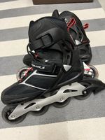 Rollschuh mit Schutzausrüstung.