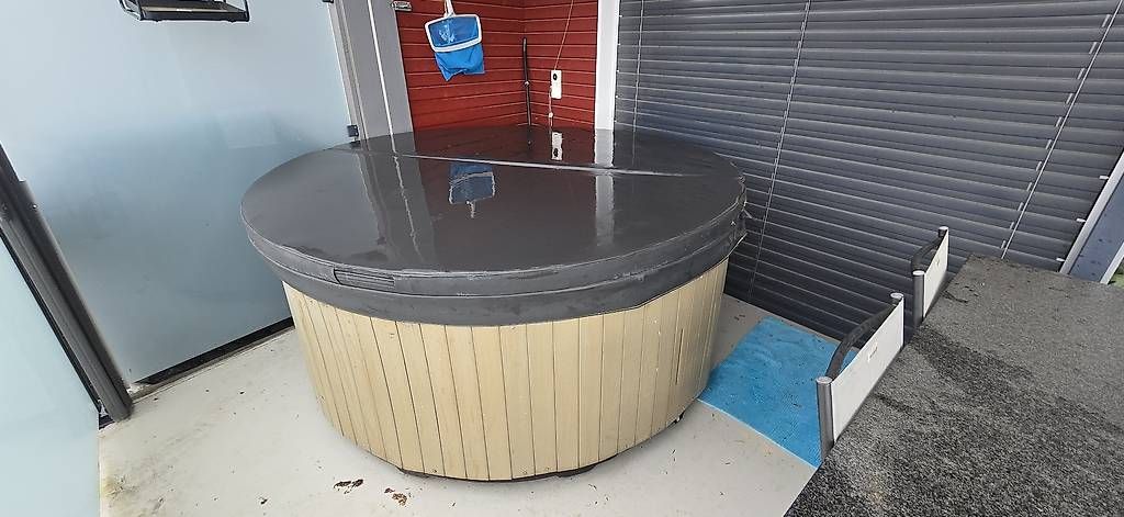 Whirlpool: Whripool 5 Personen – Usato da Altstätten SG venduto da nan_rx5t