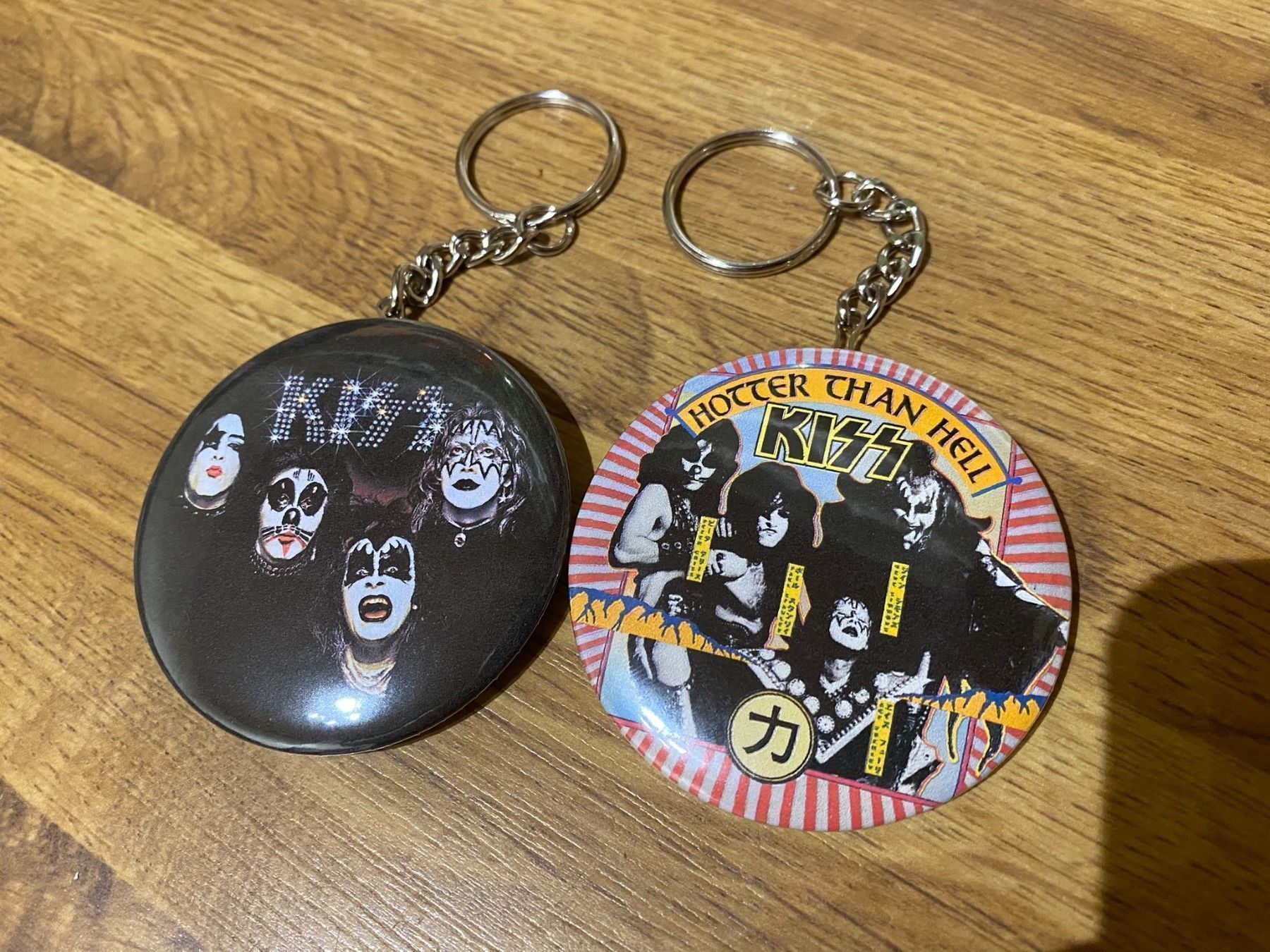 Placchette & Badge: Kiss Hotter than Hell Flasschenöffner – Usato da Basel venduto da FatCatPacksTheRatt 1