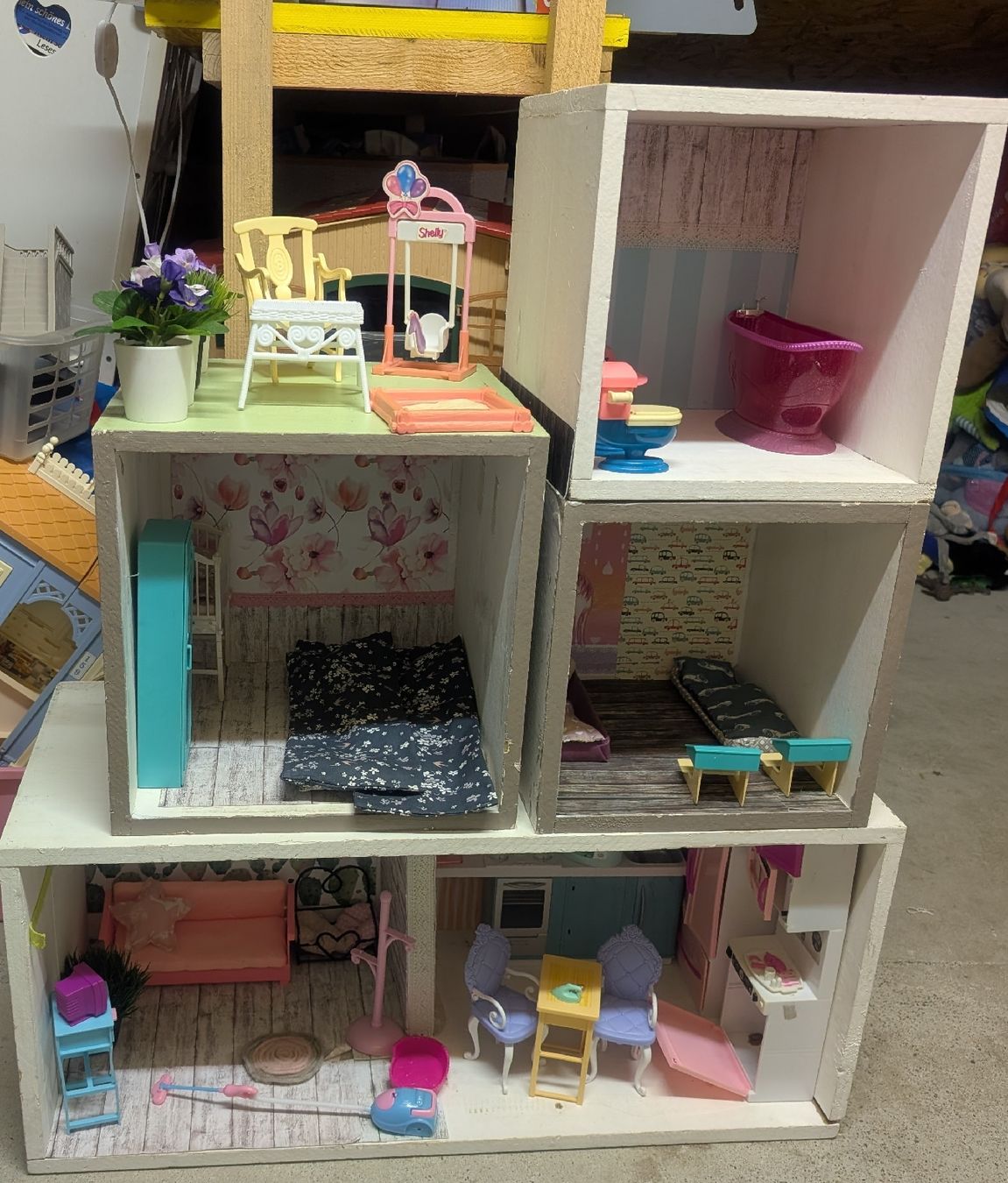 Barbie Case e mobili per bambole: Barbiehaus selfmade inkl Einrichtung  – Usato da Grünen venduto da nic_7jmp