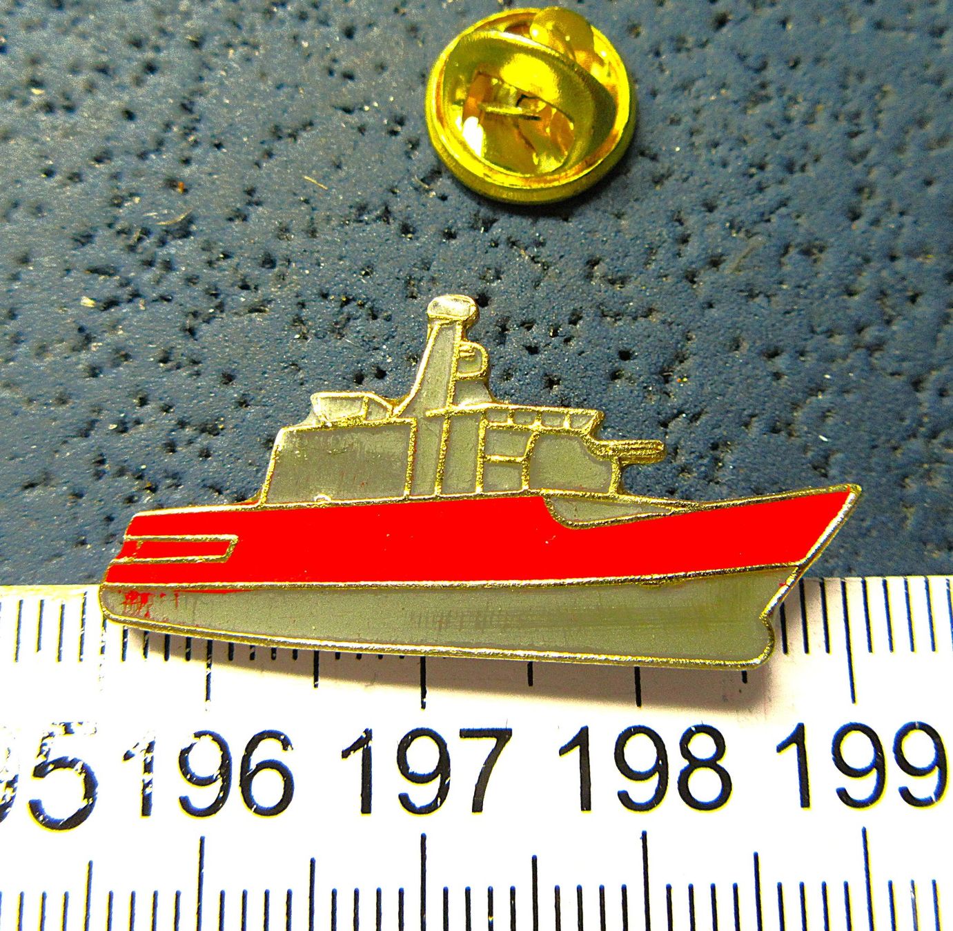 Plaketten & Abzeichen: KRIEGSSCHIFF PIN – Gebraucht aus Ettingen von Hausi4711