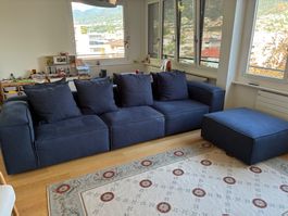 Divano con pouf e 8 cuscini / Sofa mit pouf und 8 kissen