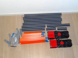 2 Hot Wheels Power Booster mit Erweiterungs Track Builder