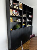 Bibliothèque Ikea Billy noire avec portes et LED intégrées