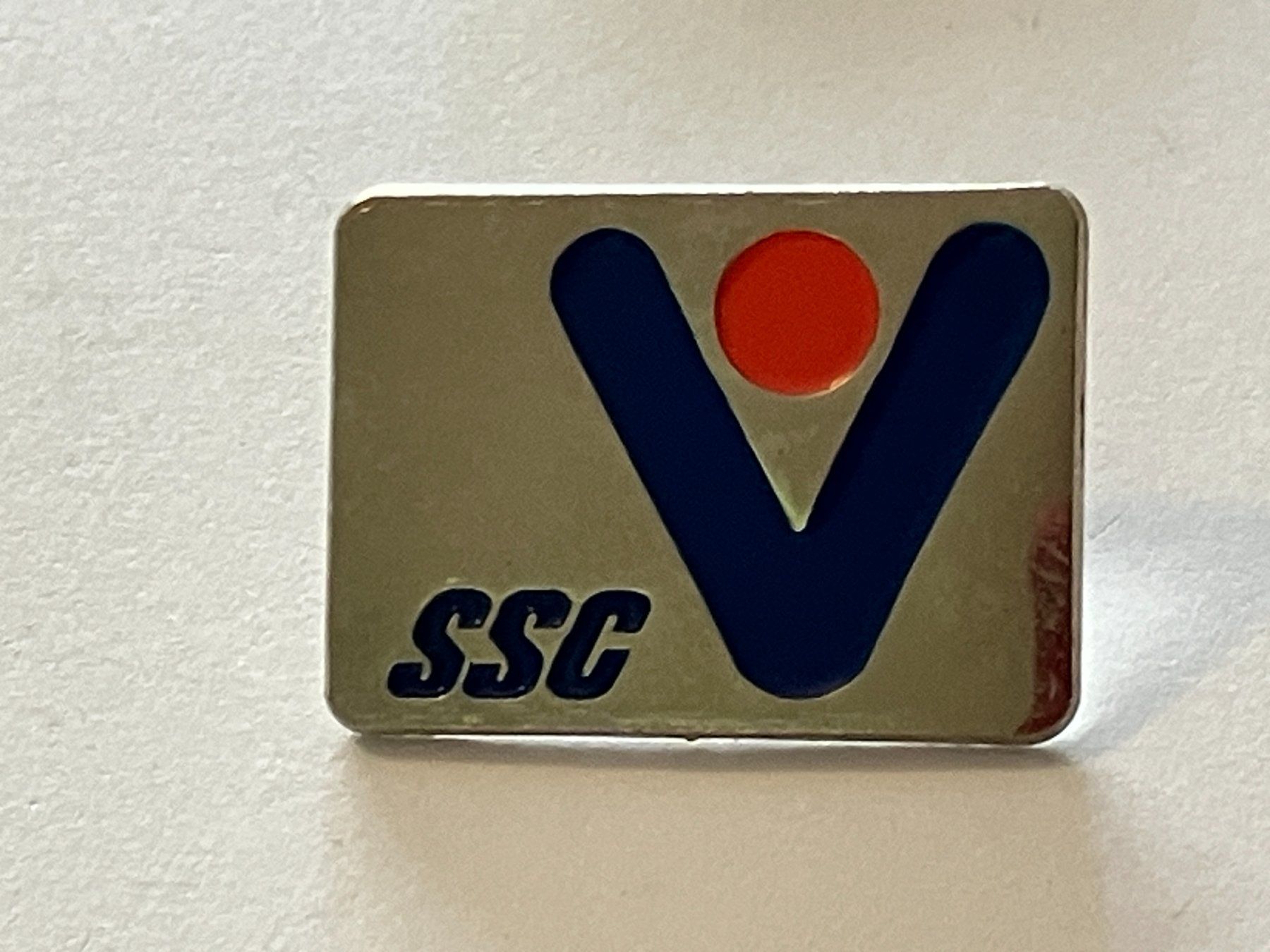 Plaketten & Abzeichen: 1 Pin SSC V – Gebraucht aus Basel von djwwpp
