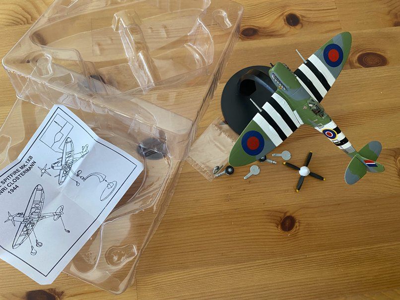 Kit di modellismo & Modellini statici: Spitfire MK.IXB, pilot Pierre-Henri Closterman, 1944 – Nuovo e nell'imballaggio originale da Prangins venduto da Timband 1