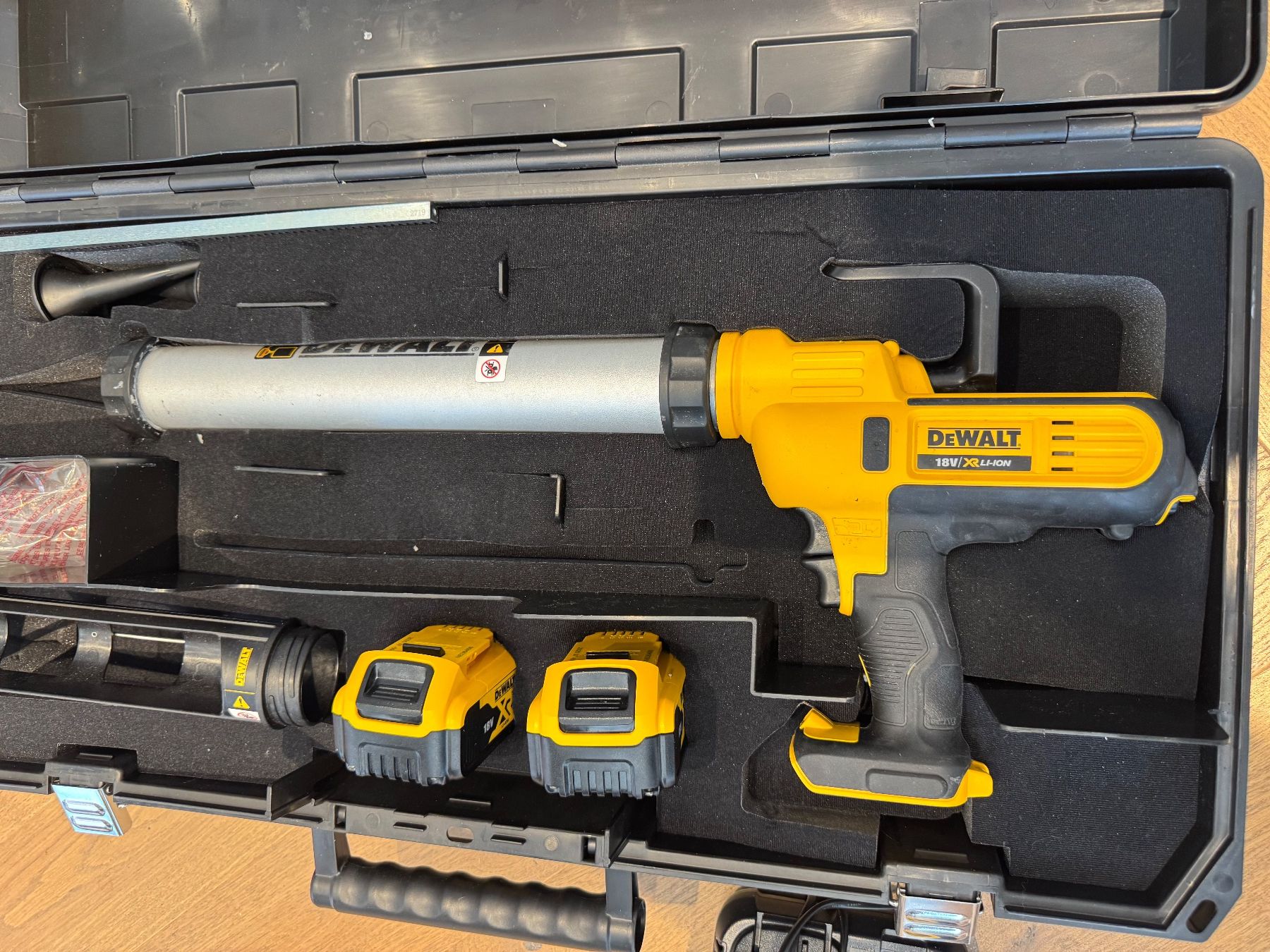 Dewalt Tutti gli attrezzi: DeWalt Akku-Kartuschenpistole DCE581NK – Usato da Dietlikon venduto da HighspeedUmzug 1