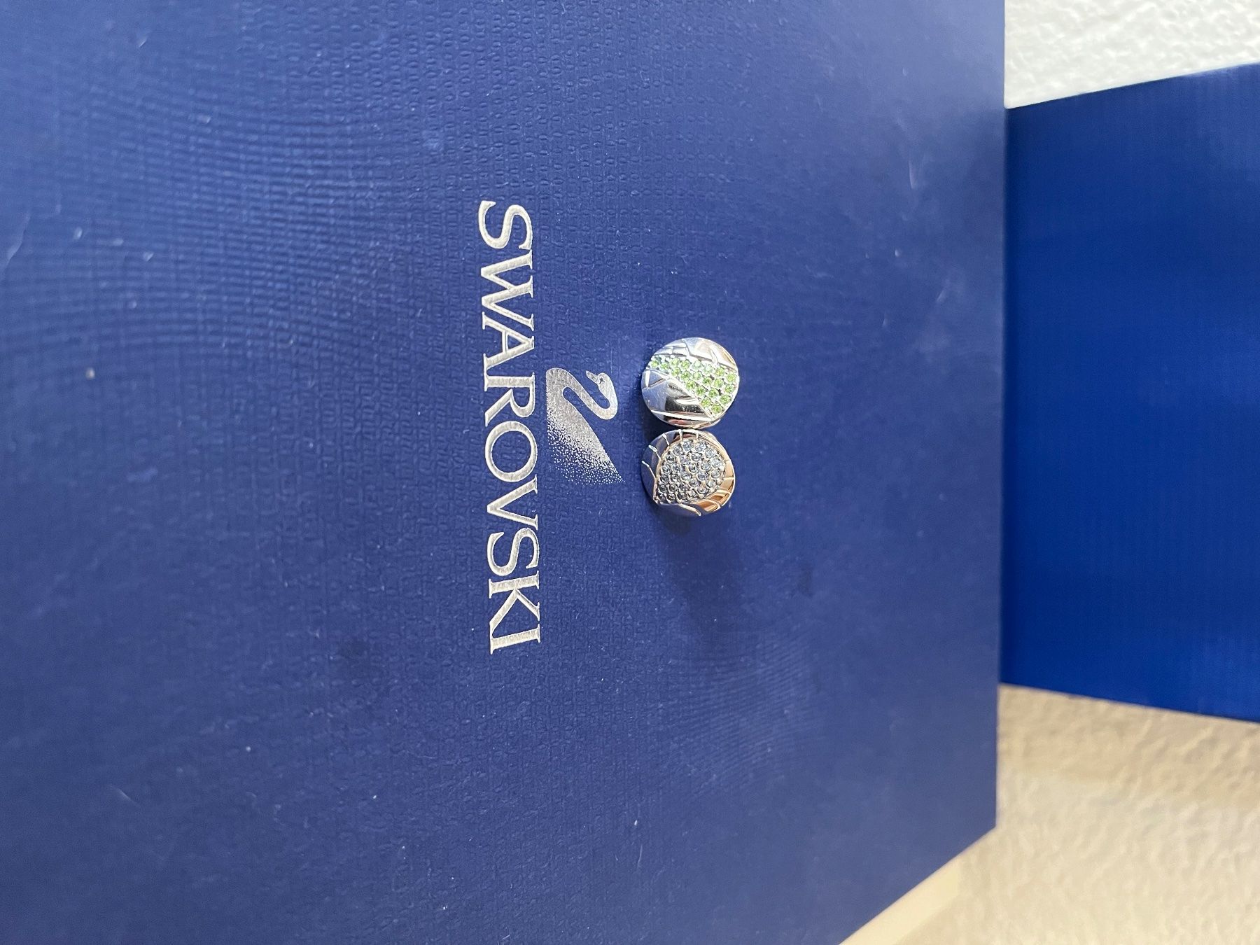 Swarovski Spille & Fermagli: Swarovski zwei Broschen original – Nuovo (secondo la descrizione) da Kirchleerau venduto da Dalmi220