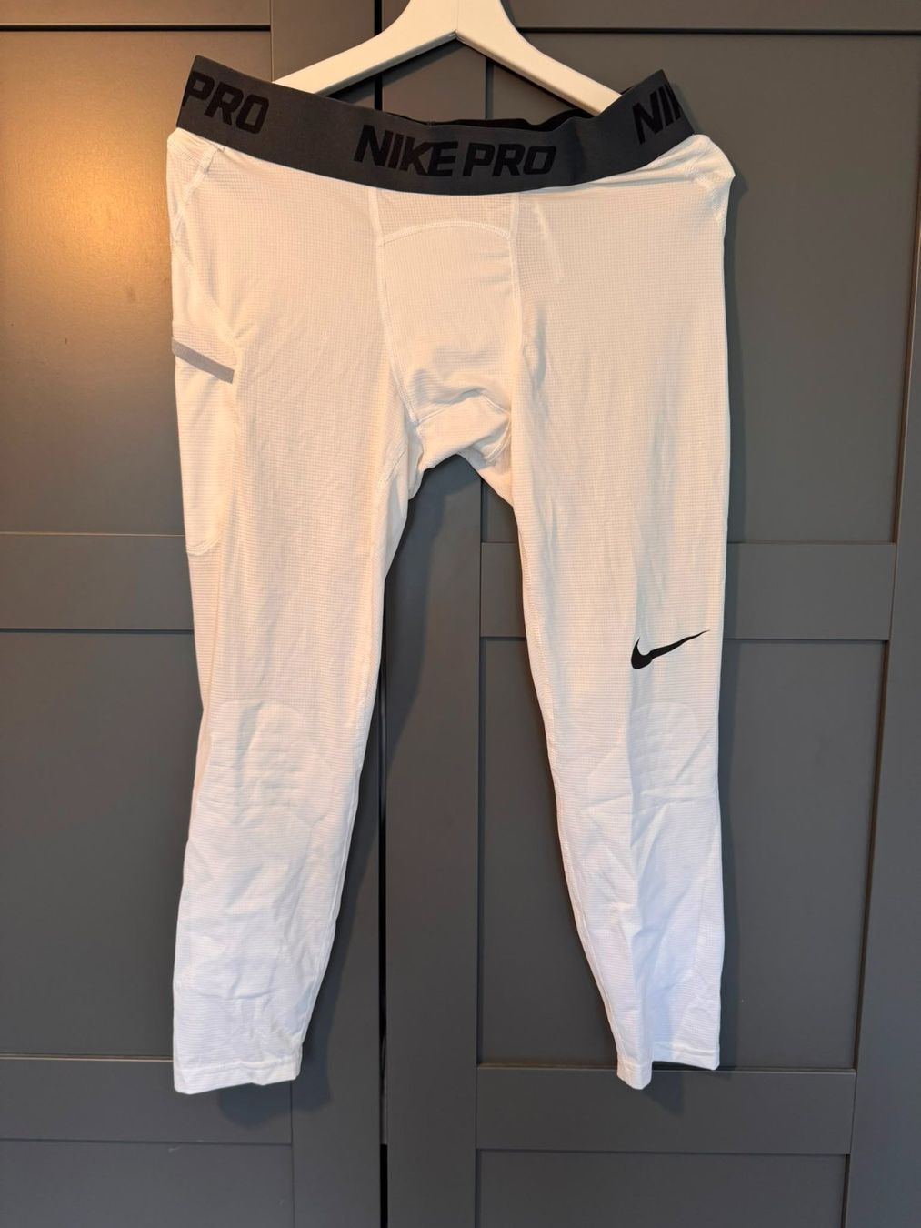 Nike Pantaloni: Nike Pro Compression Tights Weiss Grösse M – Usato da Oftringen venduto da Ciciinho20
