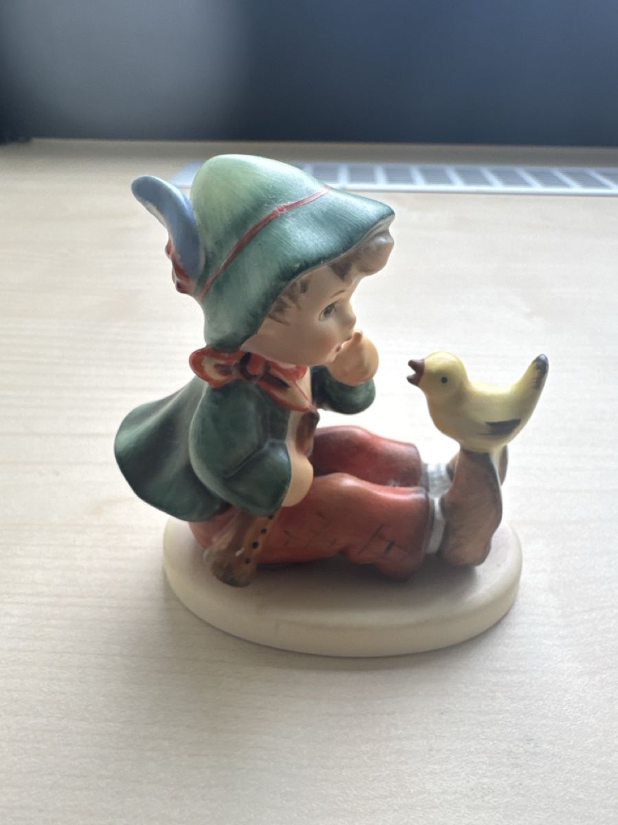 Hummel Figurines: Hummel Figur Junge mit Vogel 1992 – D'occasion à Steinhausen par Stern2727