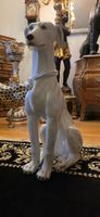 Elegante, lebensgrosse Keramik Skulptur Windhund
