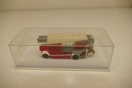 Brekina 1:87: Mercedes Benz Feuerwehr L311 mit Drehleiter 1
