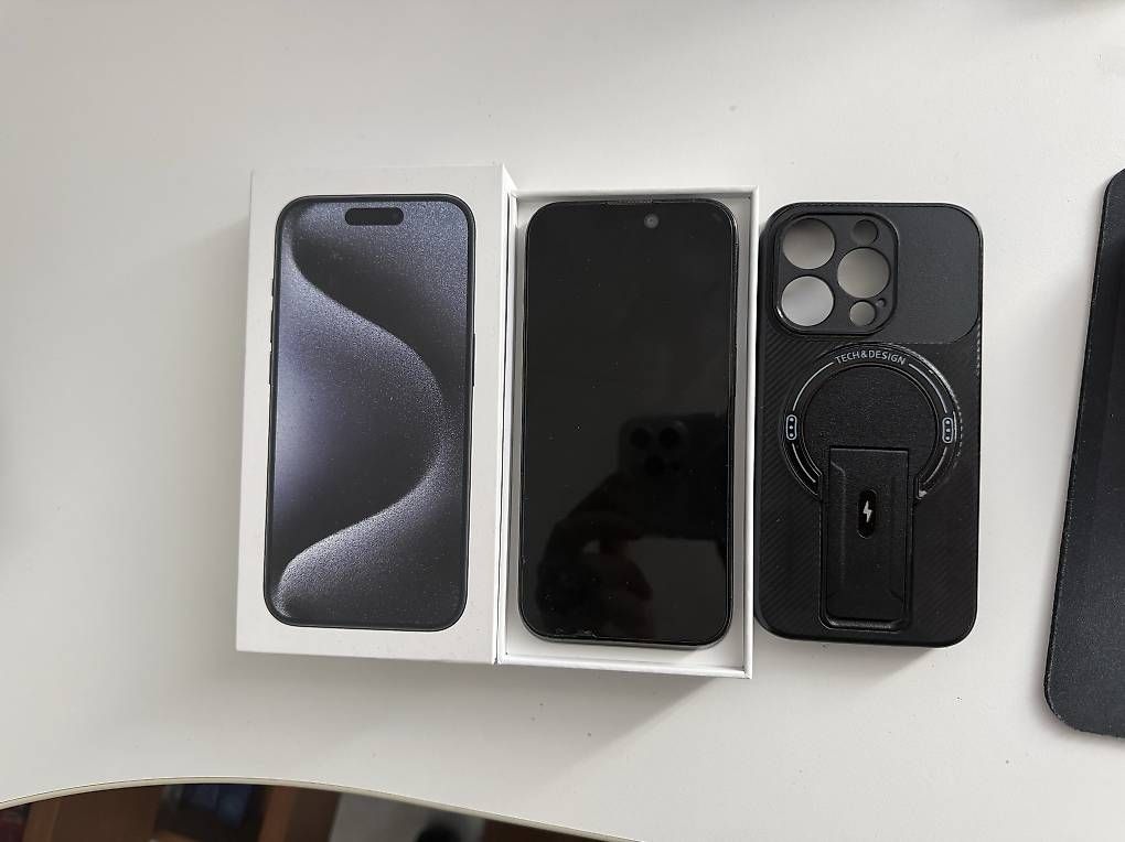 Telefoni cellulari / Smartphones: iPhone 15 Pro – Usato da Muralto venduto da Riistee