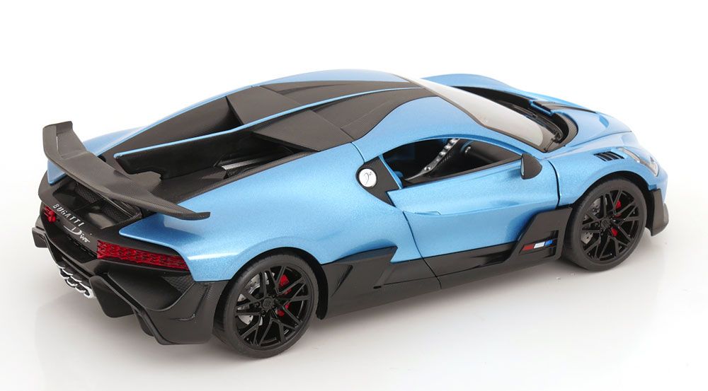 Bugatti Modellini d'auto: BUGATTI DIVO 2018-21 HELLBLAU/SILBER 1:18 CMJ – Nuovo e nell'imballaggio originale da Suhr venduto da Moebelsiralfred 1