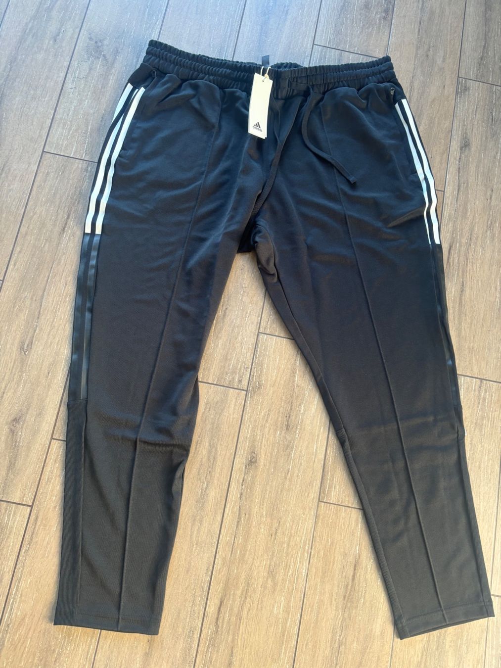 Adidas Pantaloni: 2XL_adidas_NEU_LP 85 sfr – Nuovo e nell'imballaggio originale da Versegeres venduto da kista
