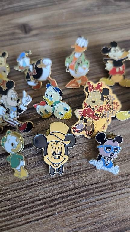 Placchette & Badge: Disney Pins aus den 90er – Usato da Winterthur venduto da lindor_wasabi 1