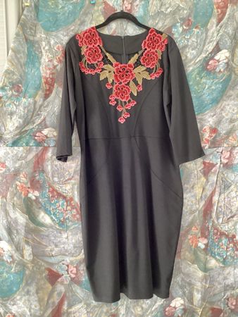 Kleid schwarz mit Blumenstickerei Groesse 42 - 46 WUNDERSCHÖ