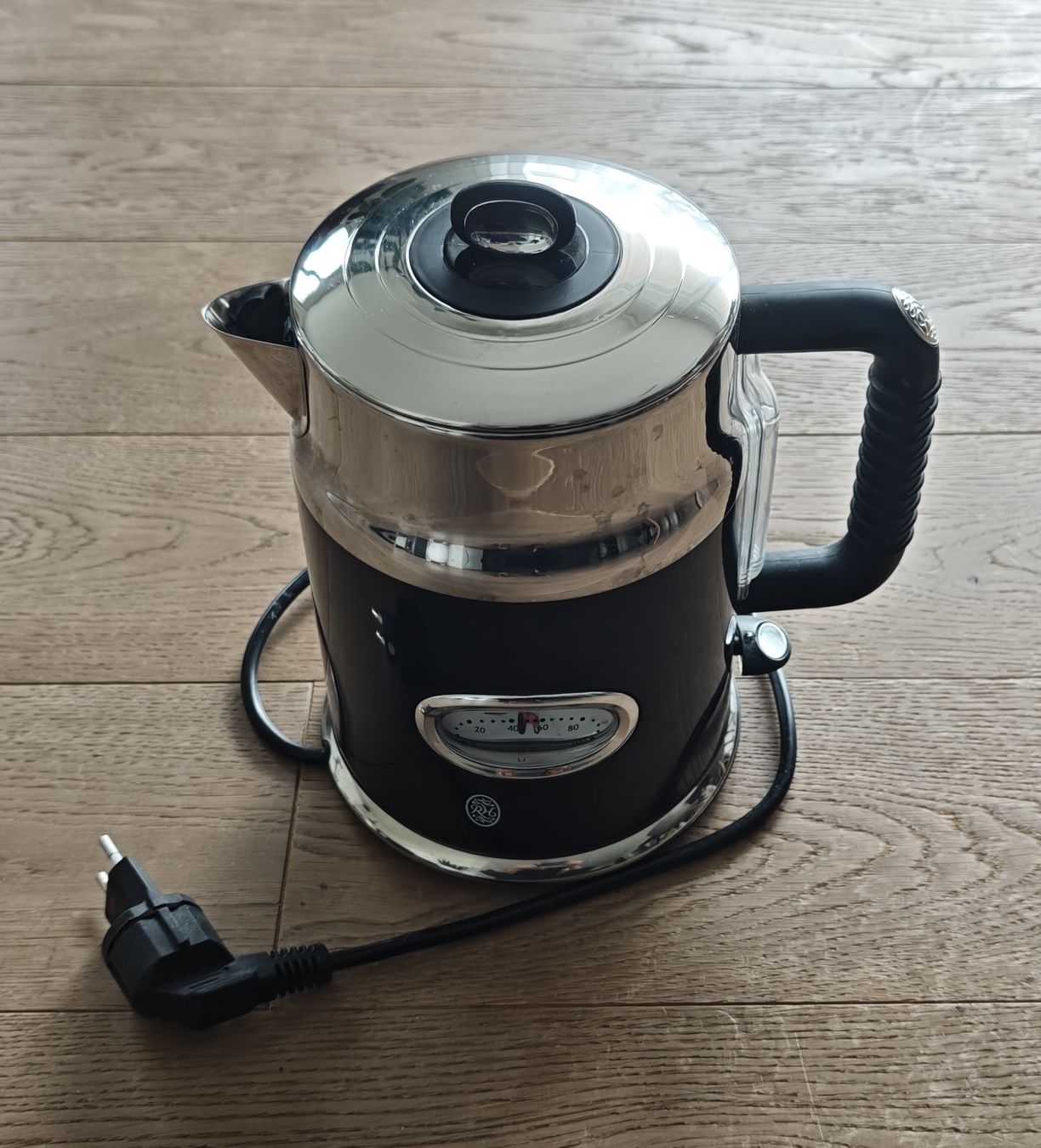 Russell Hobbs Bollitori: Russell Hobbs Retro Wasserkocher – Usato da Interlaken venduto da MikeAlmighty