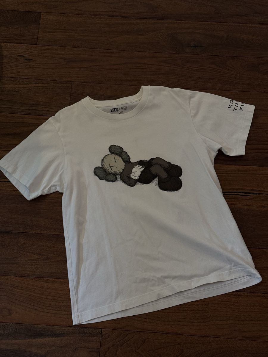 Uniqlo T-shirt: uniqlo x kaws shirt – Usato da Zürich venduto da one_6cds