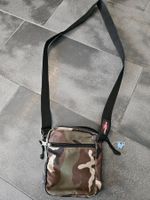 Eastpak Umhängetasche, Klein, Camouflage getragen