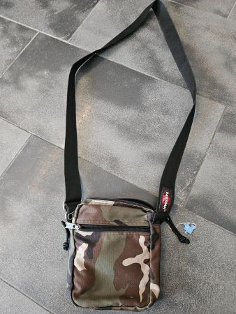 Eastpak Umhängetasche, Klein, Camouflage getragen