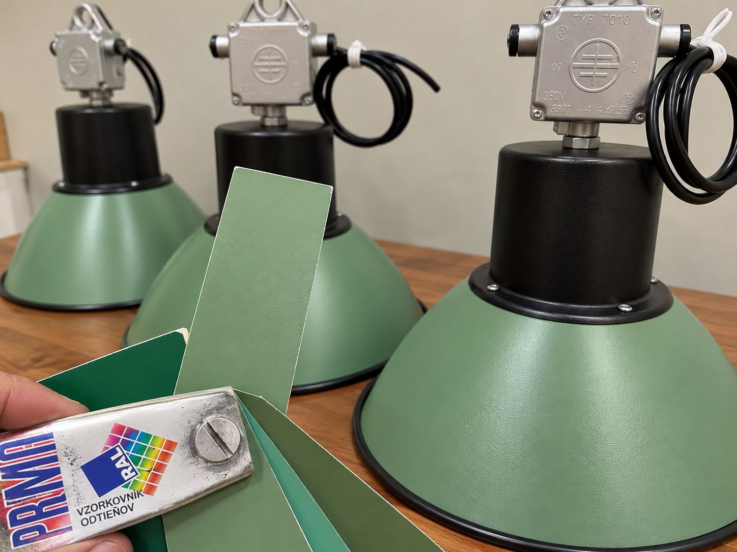 Lampade: 3 alte mintgrün Industrielampen – Usato da Zweisimmen venduto da Belinator1969 5