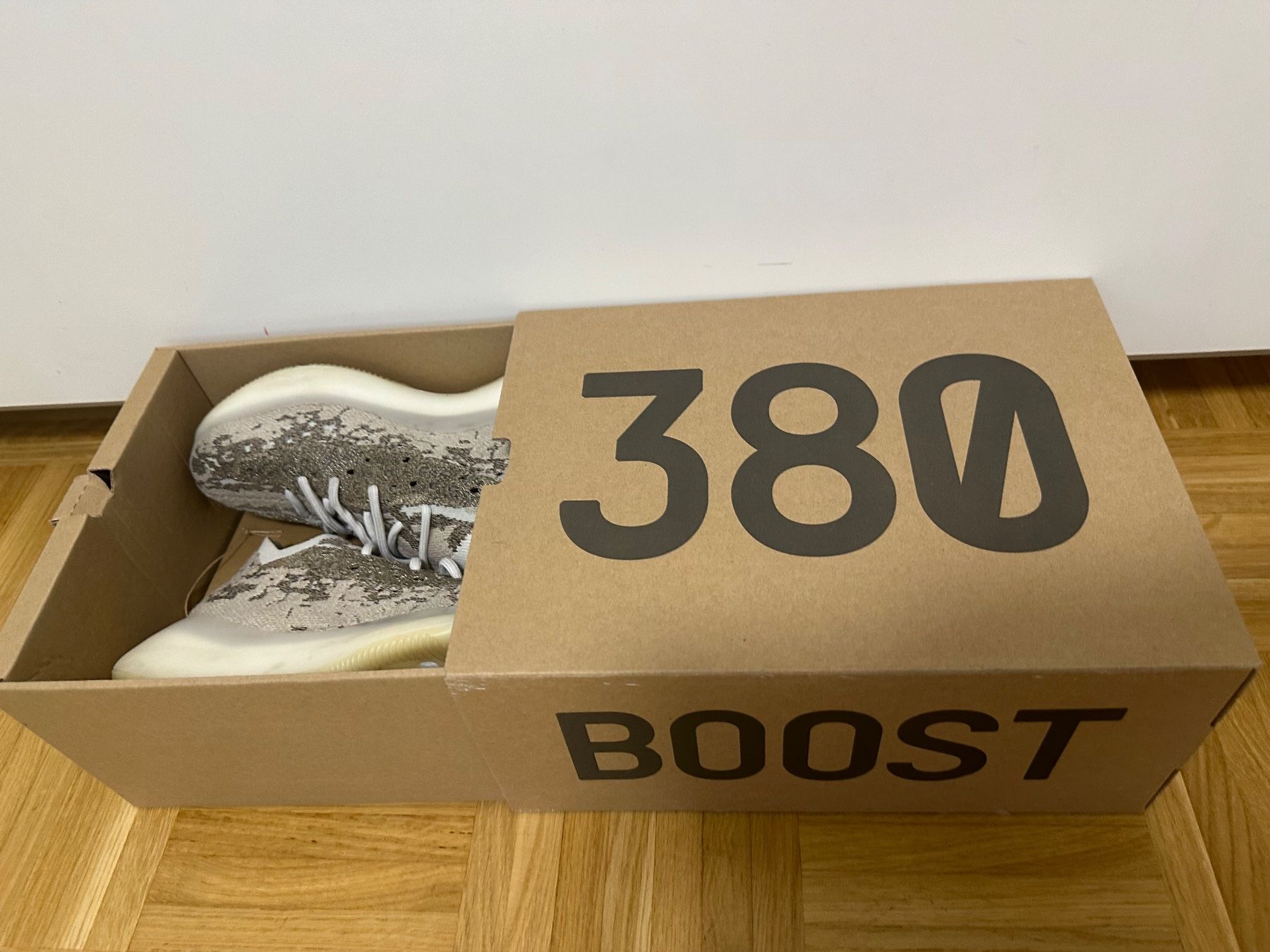 Adidas Scarpe da uomo: Adidas YEEZY Boost 380 "Pyrite" sneakers – Usato da Basel venduto da iulia_haul 5