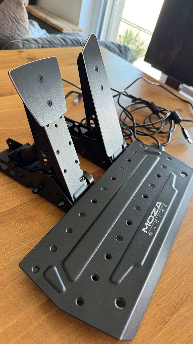 Moza Racing Manettes: Moza R5 bundle mit SR-P Load-Cell Pedalen – D'occasion à Amriswil par hra_9xrl 1