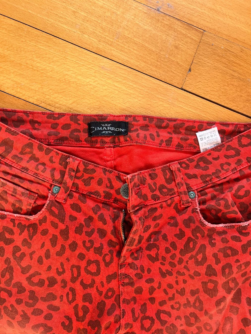 Jeans: Ausgefallene Jeans Leopard-Look Rot Gr. 28 – Gebraucht aus Therwil von Mucjing 1