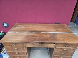 Alter Schreibtisch aus Holz