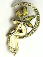 Zauberhafte goldene Feen Brosche auf Mond. Signiert LC