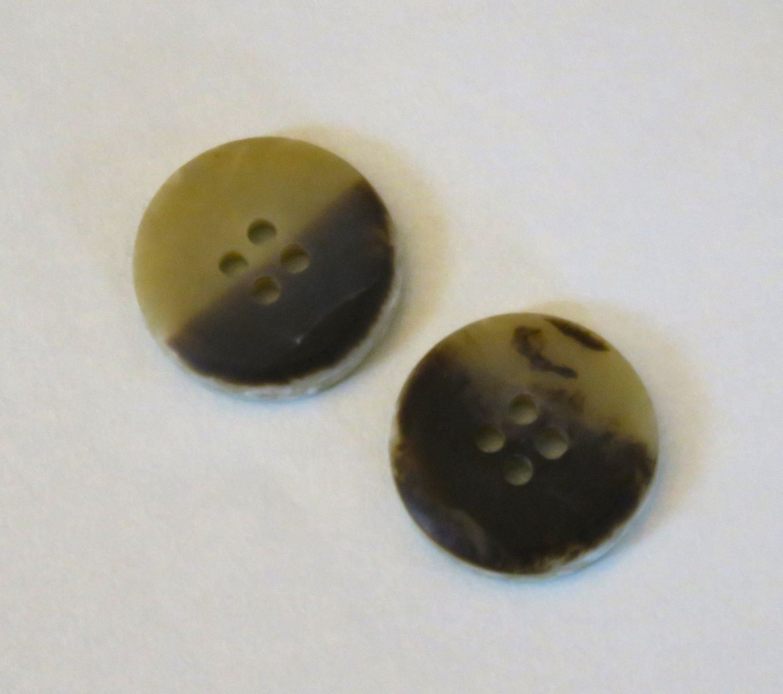 Knöpfe: 2 Knöpfe oliv, ø 20 mm – Gebraucht aus Brittnau von marlenestone 1