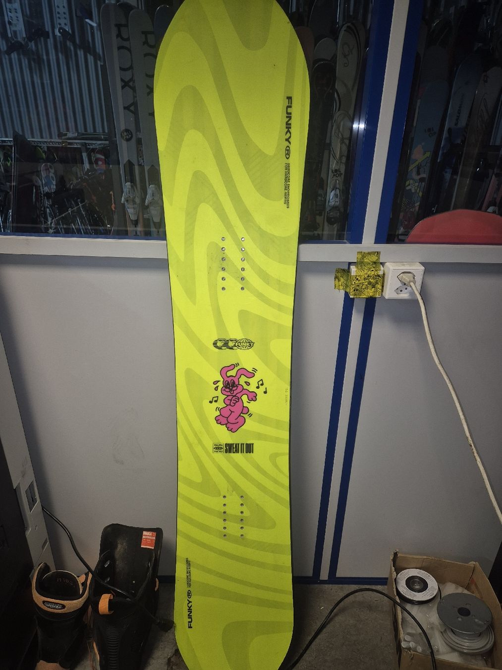 Board: Snowboard Funky 157 – Nuovo (secondo la descrizione) da Porrentruy venduto da jer_6hmq