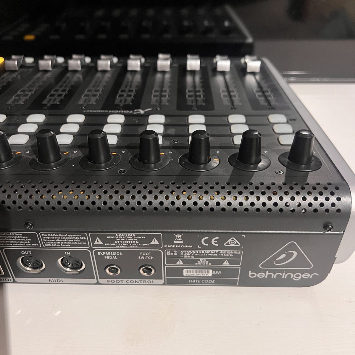 Behringer Console di mixaggio: Behringer X-Touch Compact USB/MIDI Controller - Studio – Usato da Unterkulm venduto da Sita013 3
