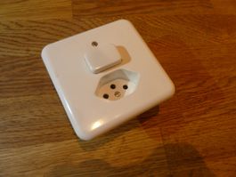 Schalter UP Stromschalter mit Steckdose Neuwertig