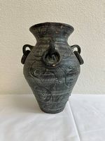 Antike Keramikvase mit Ringhenkeln und floralen Reliefs